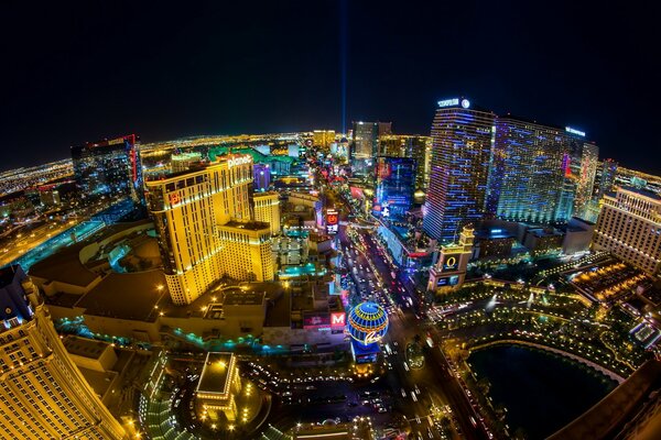 Colorido las Vegas con luces y carretera