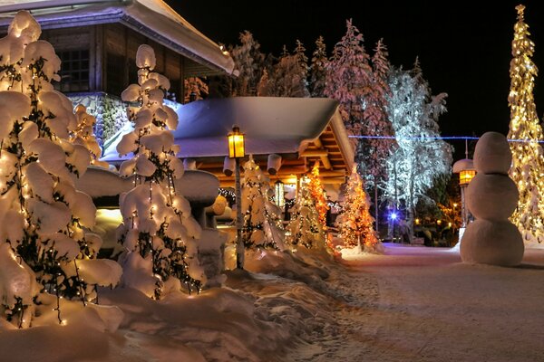 Dekoriertes Winterhaus in Finnland