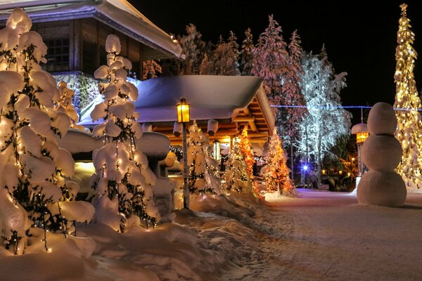 Casa de invierno decorada en Finlandia