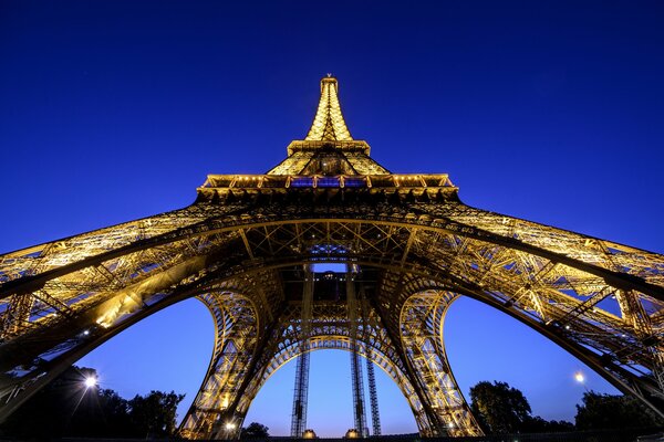 Éclairage de soirée de la tour Eiffel