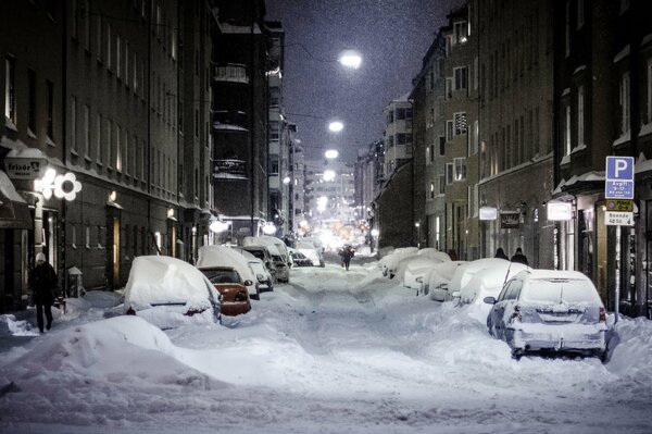 Verschneite Straße mit Laternen