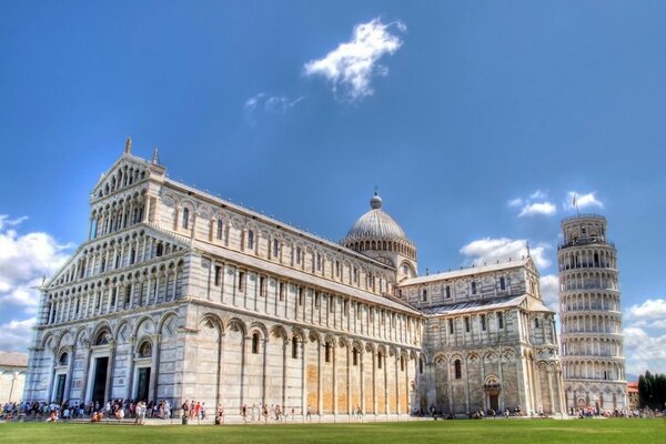 Kathedrale in Italien an einem klaren Tag Foto von unten