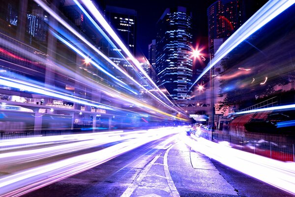 Nachtstraßenlichter und schlafende Gebäude der Metropole