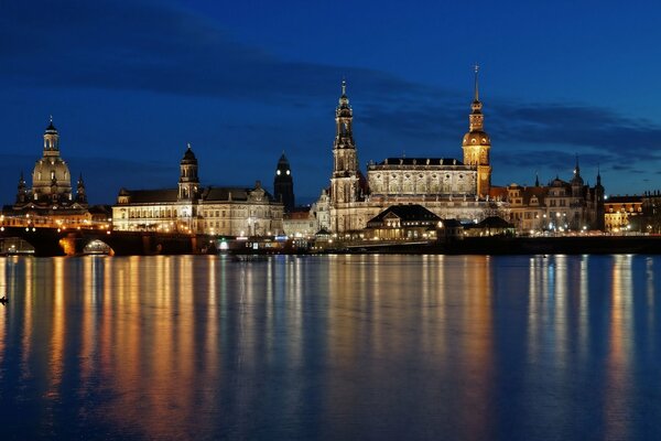 Dresda Germania riflessione della luce in acqua