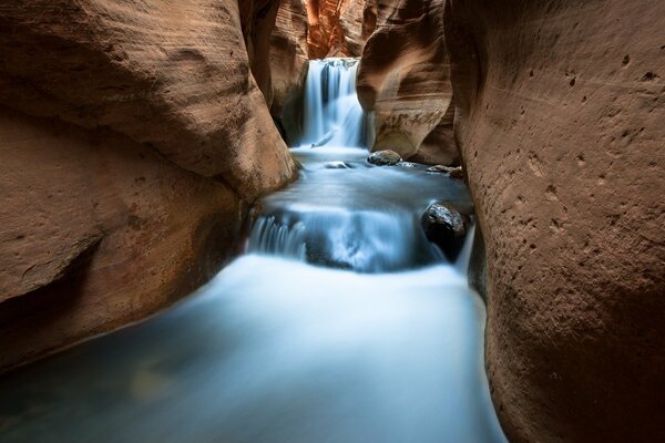 Flux d eau pure dans la roche