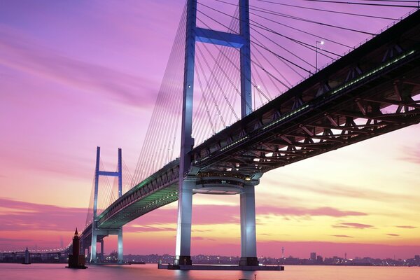 Beau coucher de soleil et pont dans la ville Japonaise