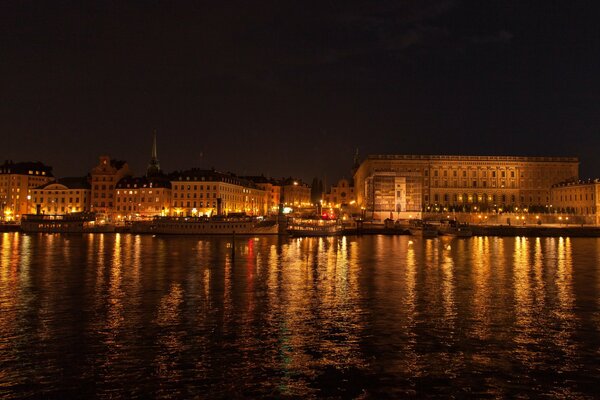 Lumières de nuit de Stockholm sur la rive du réservoir