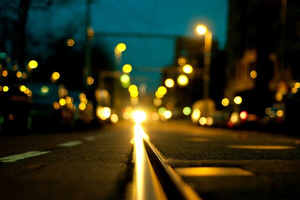 Luces nocturnas borrosas en la carretera