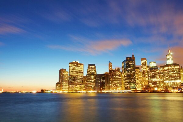 Wall Street nocturno en el río