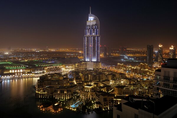 Vue de la ville de nuit dans les lumières près de la rivière