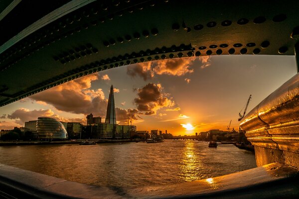 Puesta de sol en Londres bajo el puente del río