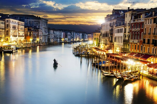 Красивая улица Венеции освещённая яркими огнями