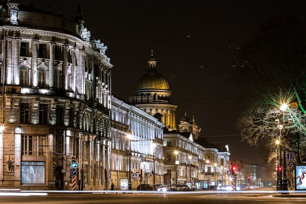 Ulice nocnego świecącego Sankt Petersburga