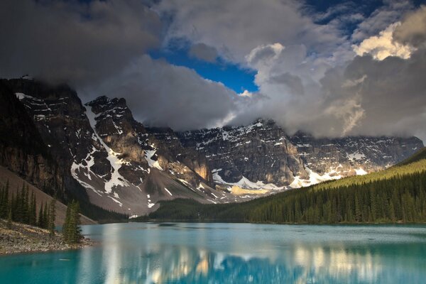 El poderoso Canadá - sus montañas, nubes y agua azul