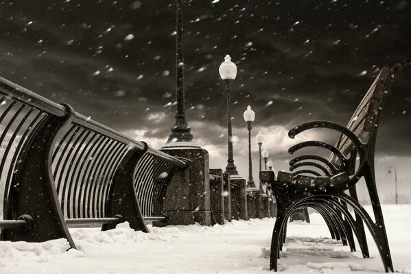 Bancs et lanternes dans les rues d hiver du Canada