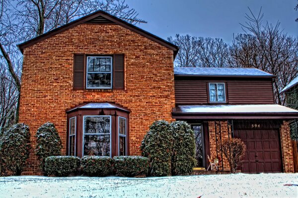 Casa de invierno en polvo de nieve