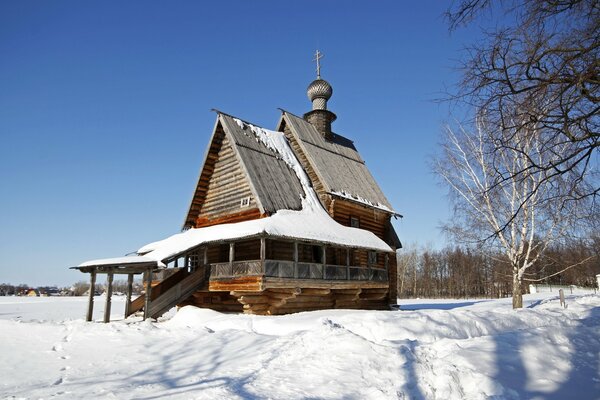 Старый храм в зимнее время