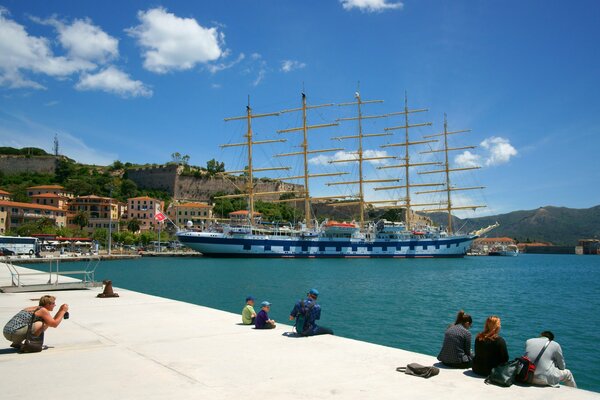 Paseo por el paseo marítimo. Vista del puerto