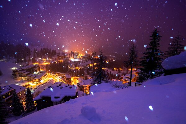 Schöne Aussicht auf das verschneite Dorf in hellen Lichtern