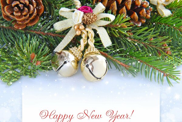 Deseando un feliz año nuevo en el fondo del árbol de Navidad