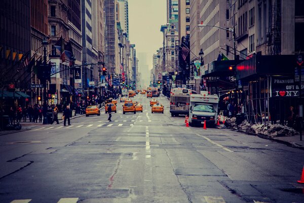 Taxi in der Abendstraße von New York