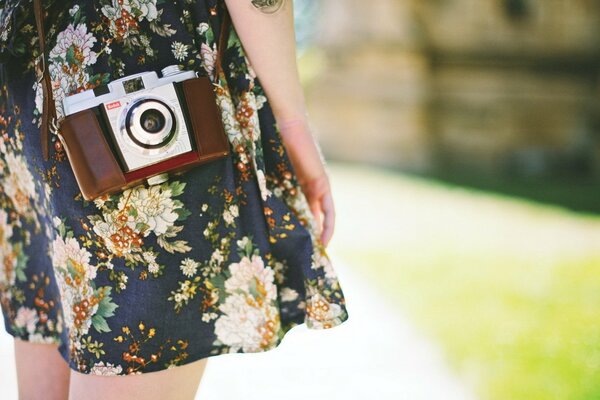 Bella foto di una ragazza con una macchina fotografica