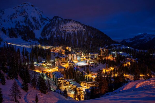 Ciudad nocturna en los Alpes