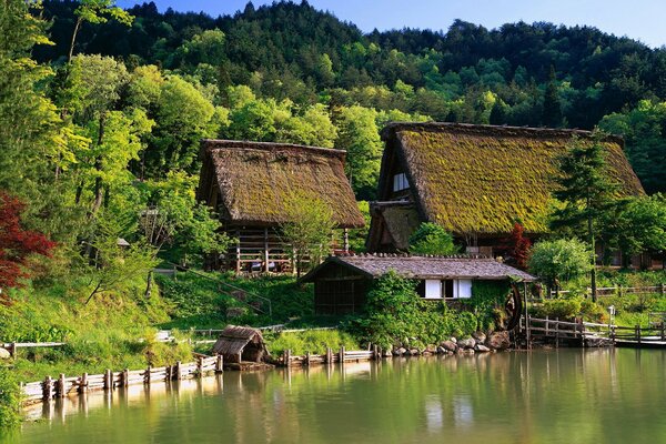 Verlassene Farm am Flussufer