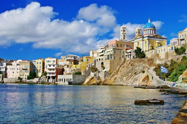 Panorama de la ciudad griega en la costa del mar