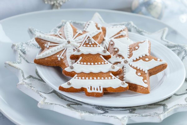 Ingwer-Kekse für das neue Jahr in Form eines Weihnachtsbaumes und eines Sterns