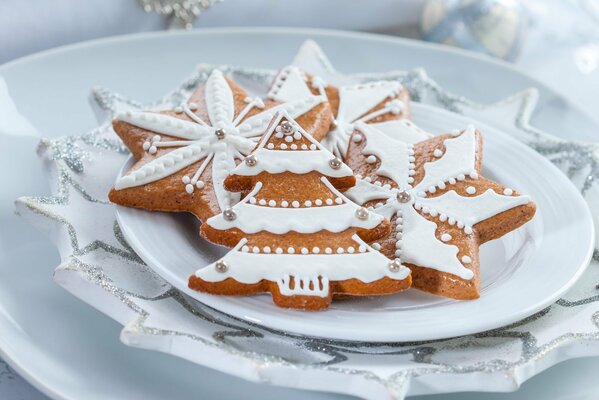 Biscotti allo zenzero per il nuovo anno a forma di albero di Natale e Stella