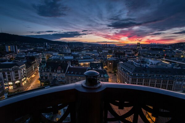 Vista dal balcone della città serale con Tramonto