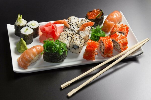 Una porzione di una varietà di sushi e panini pronti da mangiare