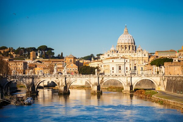 Мост через реку в городе Рим