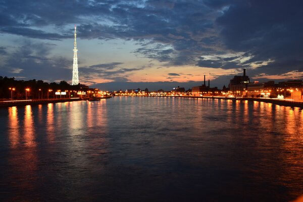 Die Uferpromenade in St. Petersburg an der Newa in Lichtern