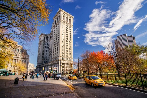 Ludzie przechodzą przez jesienny park na Manhattanie