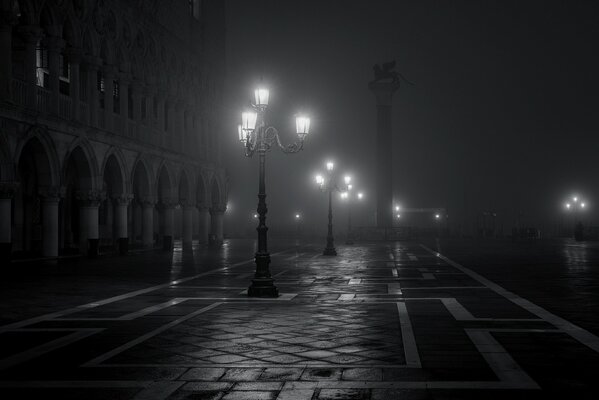 Calle en blanco y negro en la niebla de la Plaza de San Marcos