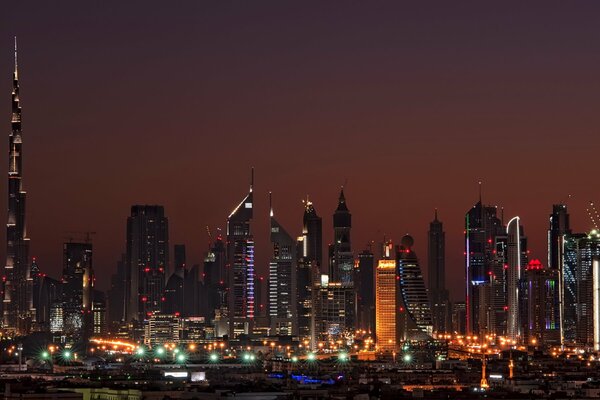 Dubaï dans la nuit. Gratte-Ciel De Dubaï. Eau de nuit