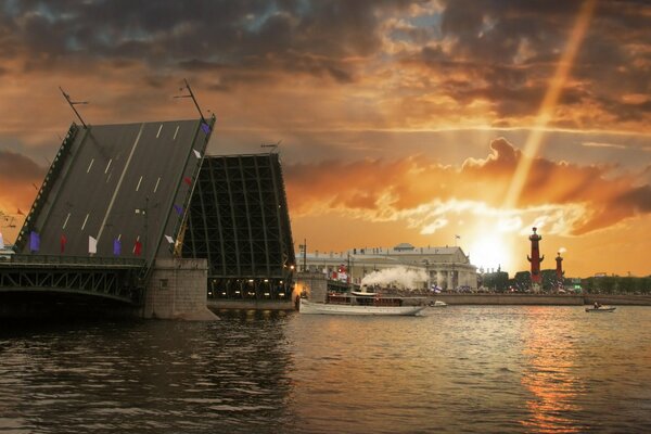 Zugbrücke über den Fluss bei Sonnenuntergang