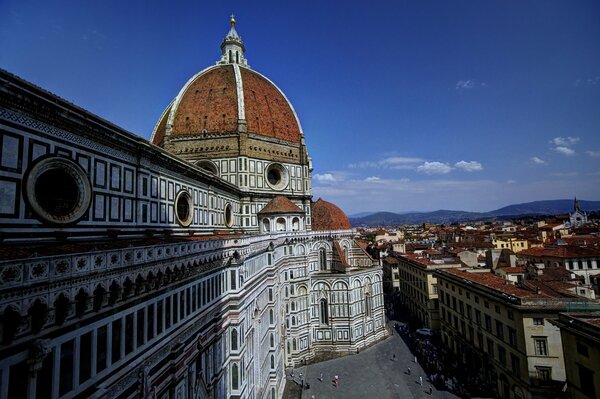 Vue de côté de la basilique de Santa Maria del Fiore