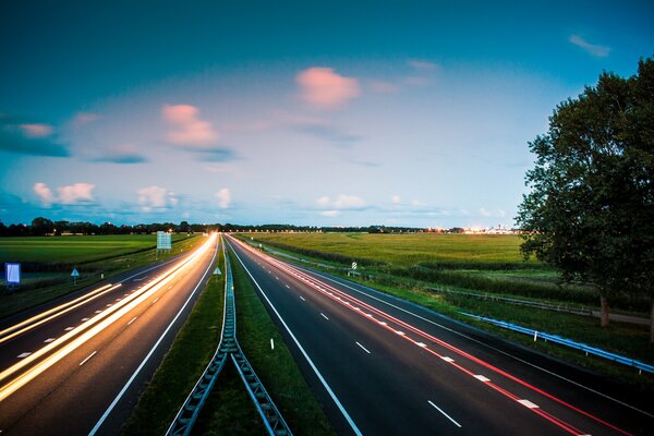 Jesienne światła wieczornej drogi w Holandii