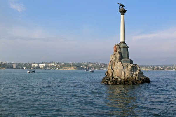 Die Heldenstadt Sewastopol, ein Denkmal für überflutete Schiffe, vor dem Hintergrund der Küste und der Stadt