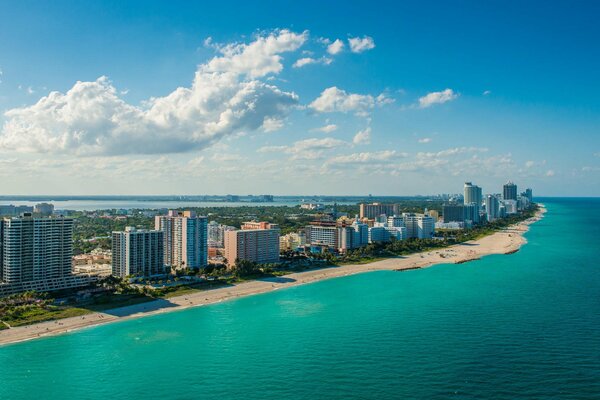 La ciudad de Miami en el océano