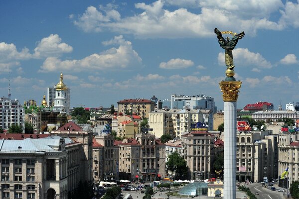 Centrum Ukrainy posąg na kolumnie