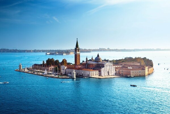 Die Architektur von Venedig vor dem Hintergrund des Meeres