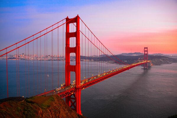 Puente rojo sobre el río al atardecer