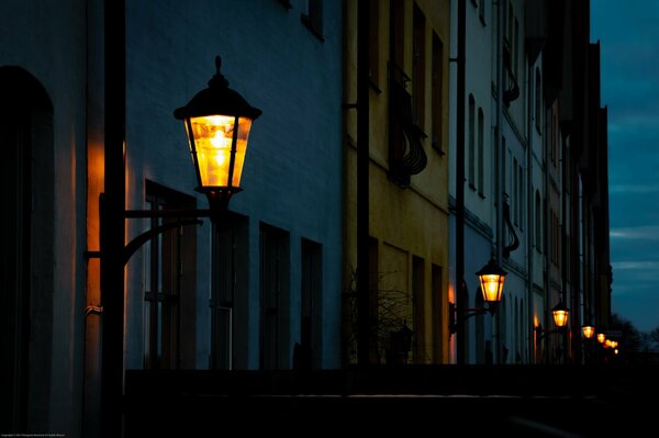 Strada delle lanterne notturne in Svezia