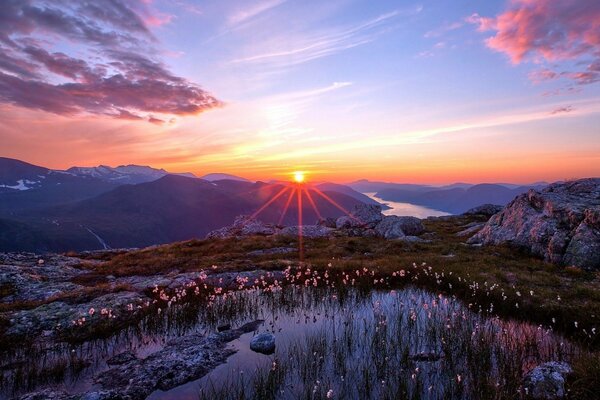 Bellissimo tramonto con nuvole in montagna