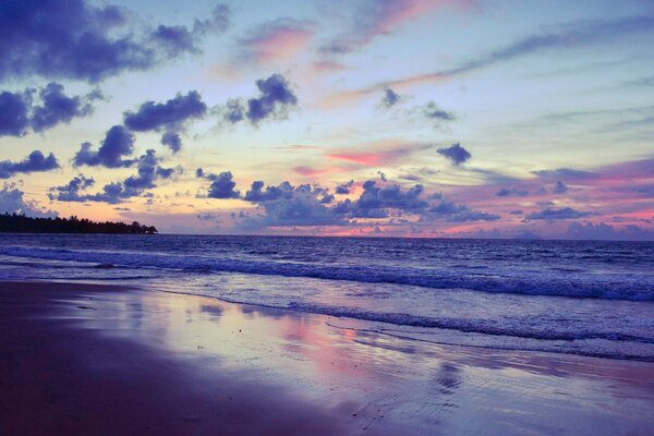 Belle nuvole e tramonto sulla spiaggia