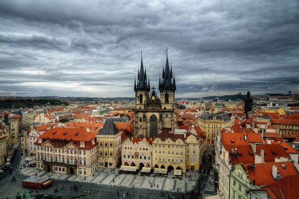 Architektura Republiki Czeskiej na tle zachmurzonego nieba